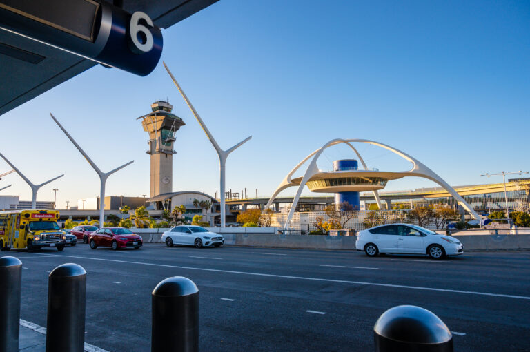 Travel Smart: Avoid Surge Pricing with Pre-Booked Airport Transfers
